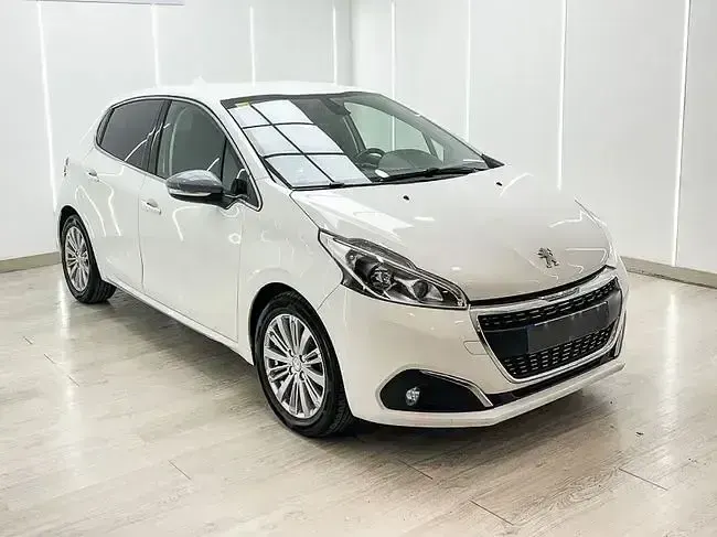 Usado Peugeot 208 Allure 82 CV (60 kW) 2018 Blanco Utilitario