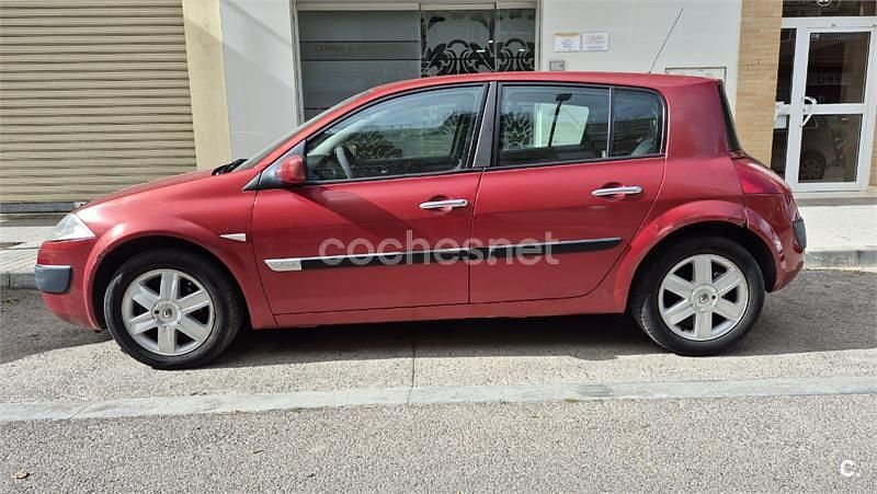 Usado Renault Mégane II Dynamique 115 CV (84 kW) 2003 Granate Berlina