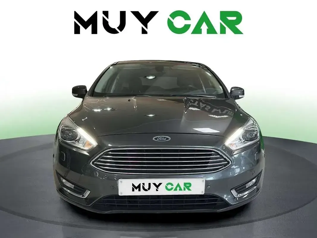 Usado Ford Focus Titanium 125 CV (91 kW) 2018 Gris Utilitario