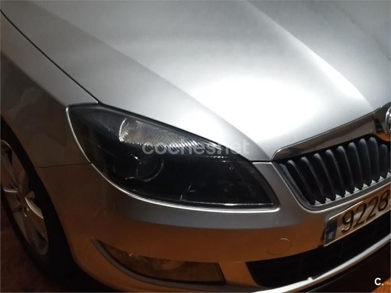 Gris / plata Usado 2013 Skoda Fabia Ambition Berlina | 7000 € (Precio justo) - Imagen 1/4