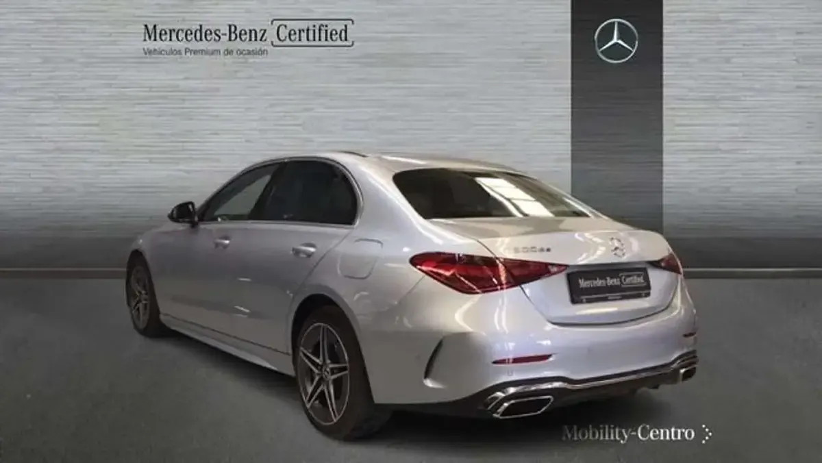Usado Mercedes C300e 313 CV (230 kW) 2025 Plateado Berlina