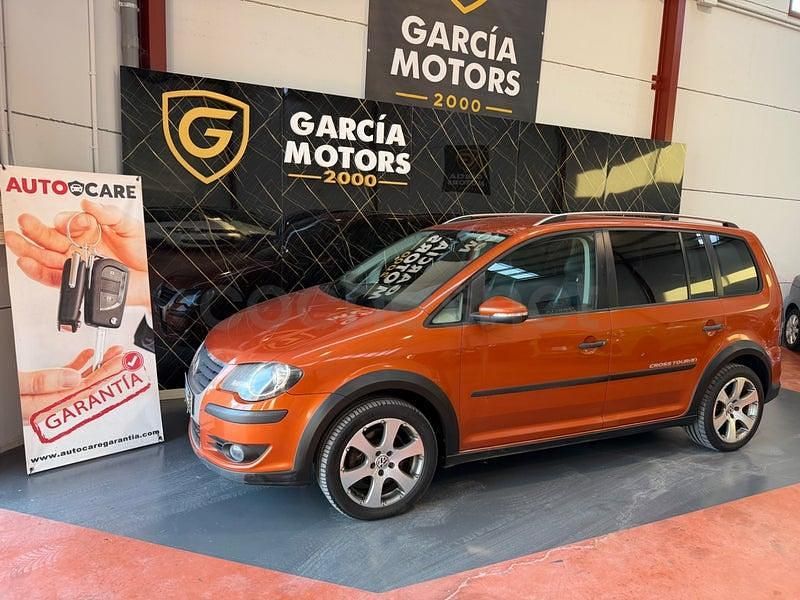 Usado VW Touran 140 CV (102 kW) 2010 Naranja Monovolumen