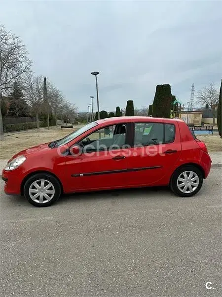 Usado Renault Clio II Authentique 85 CV (62 kW) 2006 Rojo Berlina
