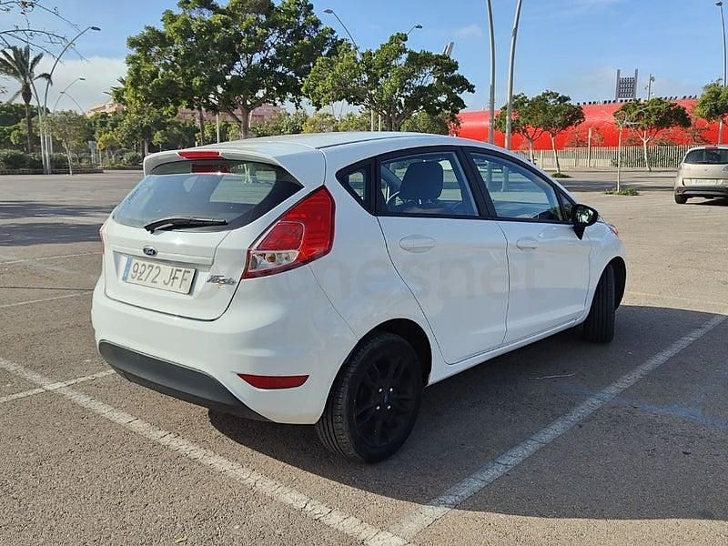 Usado Ford Fiesta Trend 95 CV (69 kW) 2015 Blanco Berlina