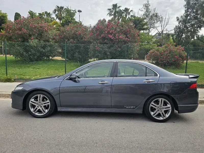 Usado Honda Accord Elegance 156 CV (114 kW) 2008 Gris / plata Berlina