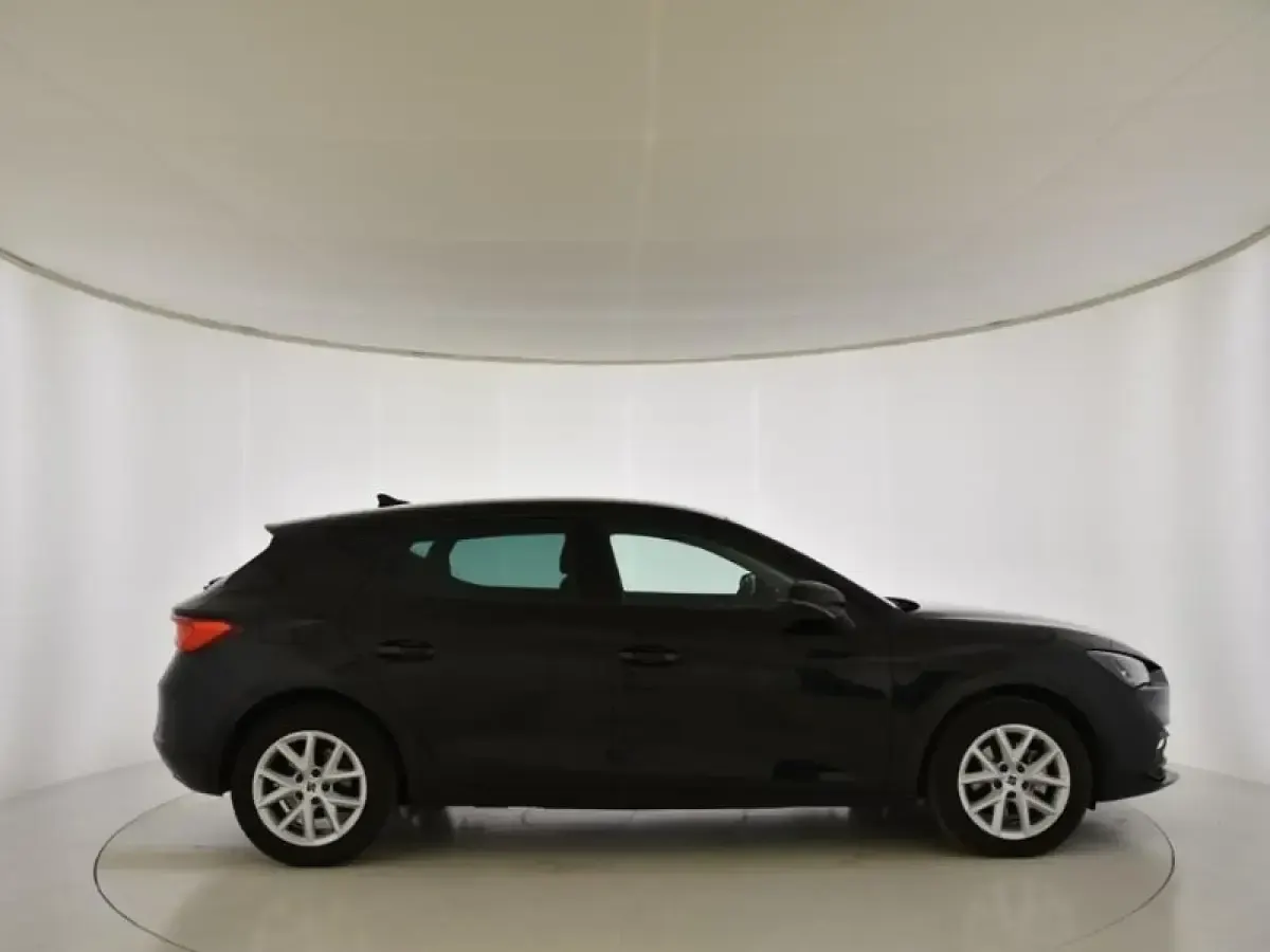 Usado Seat Leon Style 110 CV (80 kW) 2024 Negro