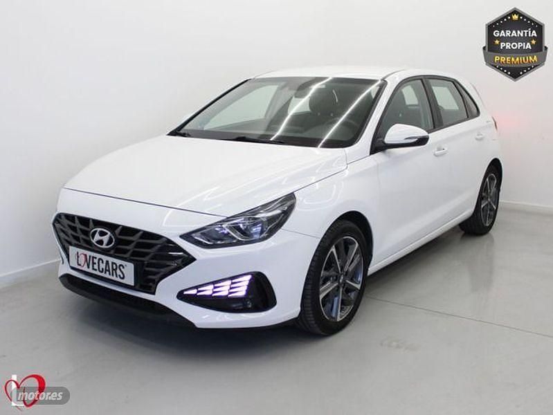 Usado Hyundai i30 110 CV (80 kW) 2021 Blanco Berlina