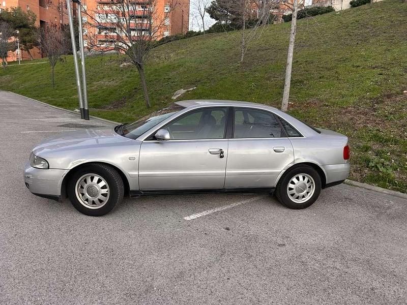 Usado Audi A4 116 CV (85 kW) 2000 Gris Berlina