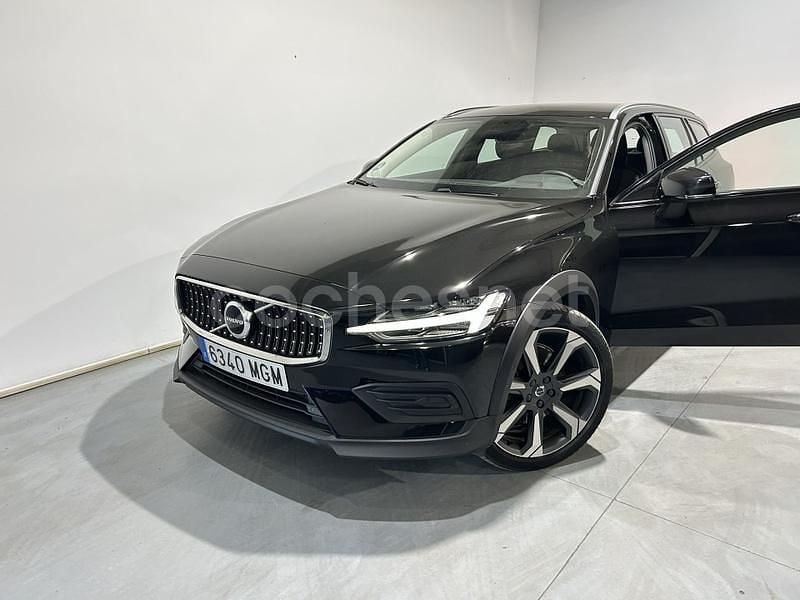 Usado Volvo V60 CC Core 197 CV (144 kW) 2023 Negro Familiar