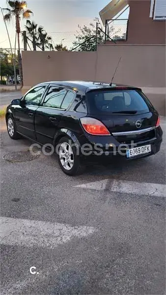 Usado Opel Astra Cosmo 100 CV (73 kW) 2005 Negro Berlina