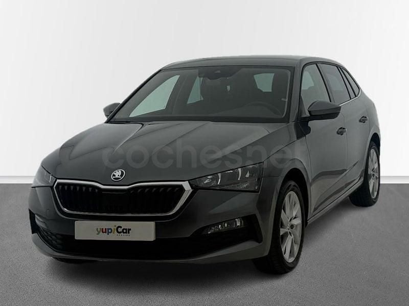 Usado Skoda Scala Ambition 150 CV (110 kW) 2023 Gris / plata Utilitario