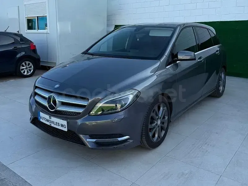 Usado Mercedes B180 109 CV (80 kW) 2013 Gris / plata Utilitario