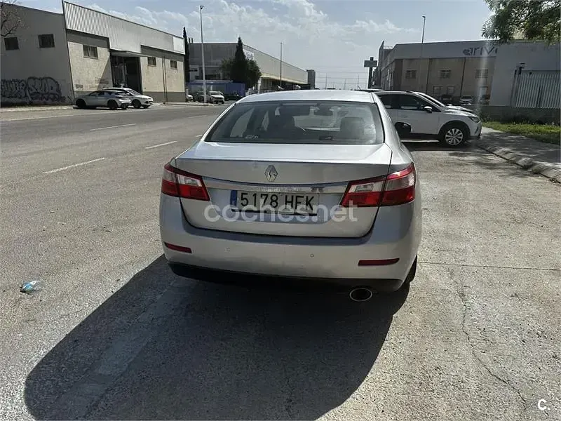 Usado Renault Latitude Expression 150 CV (110 kW) 2011 Gris / plata Berlina