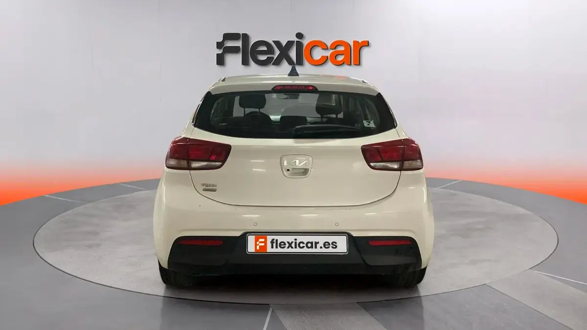 Usado Kia Rio 101 CV (74 kW) 2023 Blanco Berlina