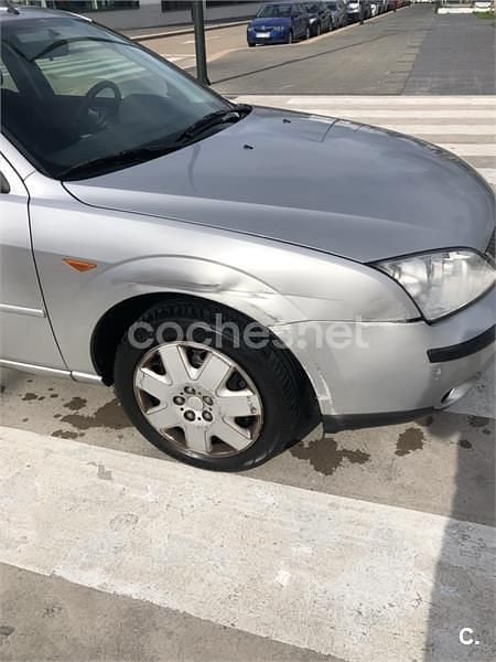 Usado Ford Mondeo Trend 125 CV (91 kW) 2001 Gris / plata Berlina