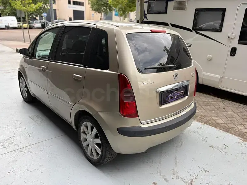 Usado Lancia Musa 90 CV (66 kW) 2007 Marrón Monovolumen