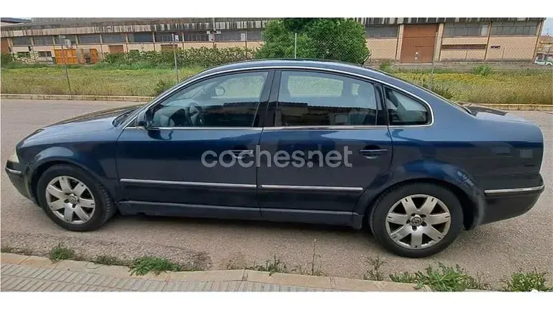 Usado VW Passat Comfortline 130 CV (95 kW) 2004 Azul Berlina