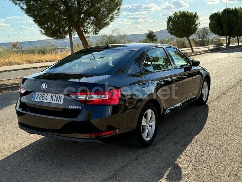 Usado Skoda Superb Active 150 CV (110 kW) 2018 Negro Berlina