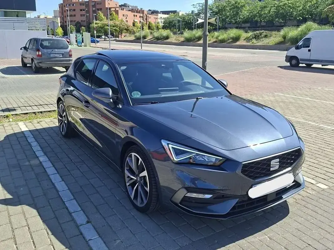 Usado Seat Leon FR 150 CV (110 kW) 2023 Gris Utilitario