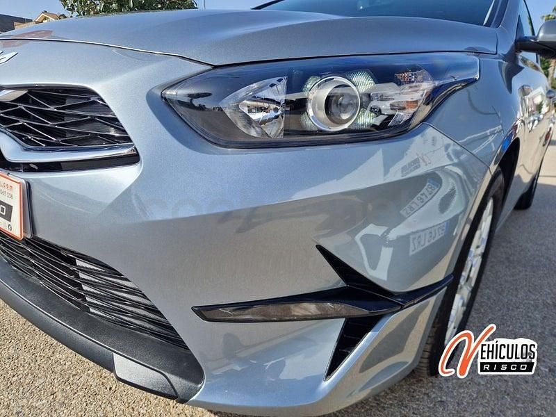 Usado Kia Ceed 100 CV (73 kW) 2023 Gris / plata Utilitario