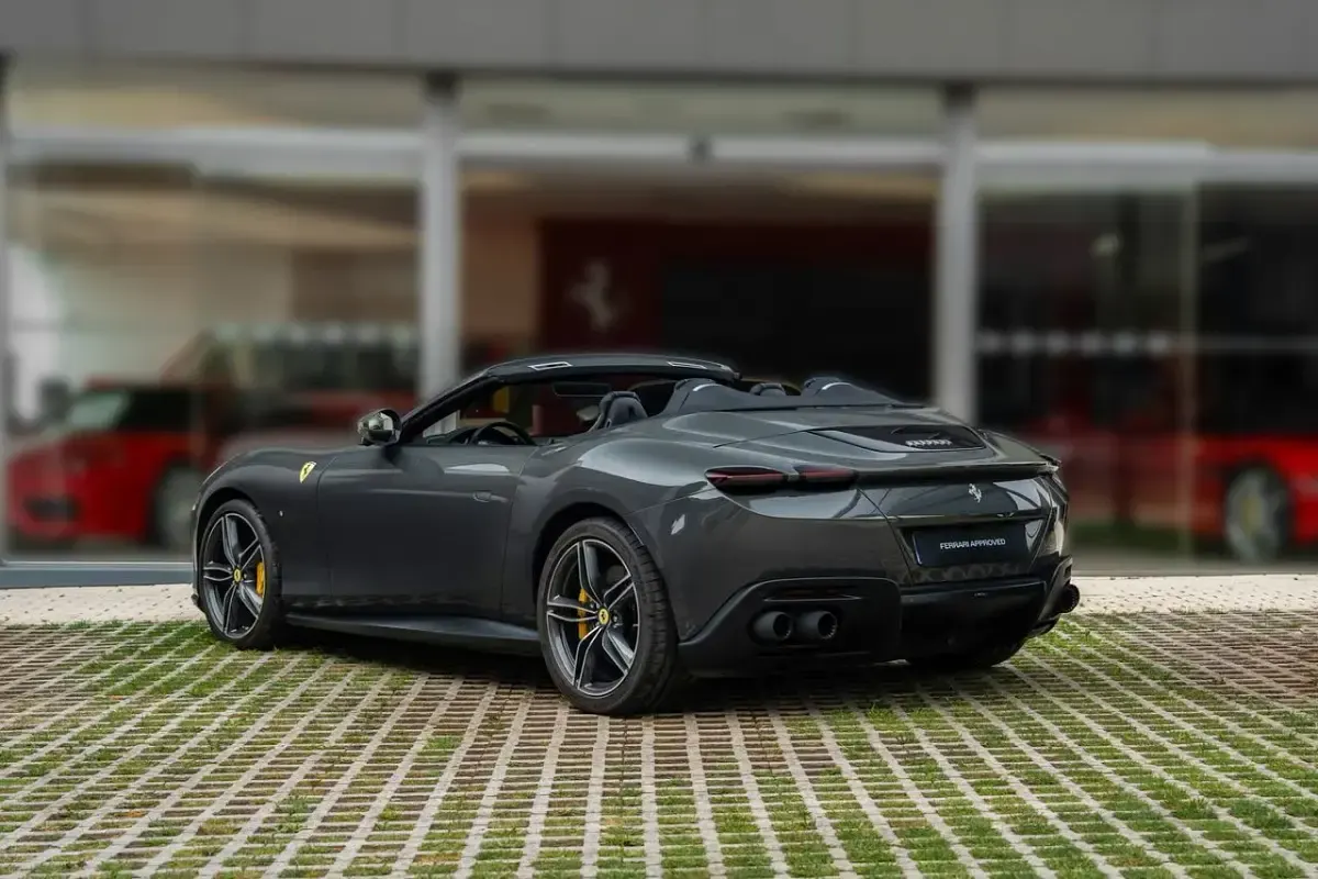 Nuevo Ferrari Roma 620 CV (456 kW) 2026 Gris metalizado Descapotable