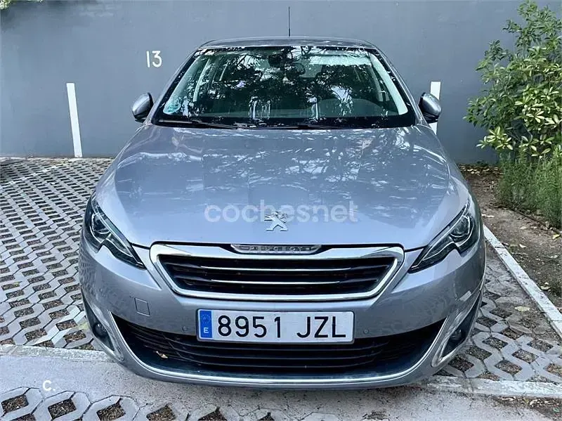 Usado Peugeot 308 Allure 120 CV (88 kW) 2017 Gris / plata Berlina