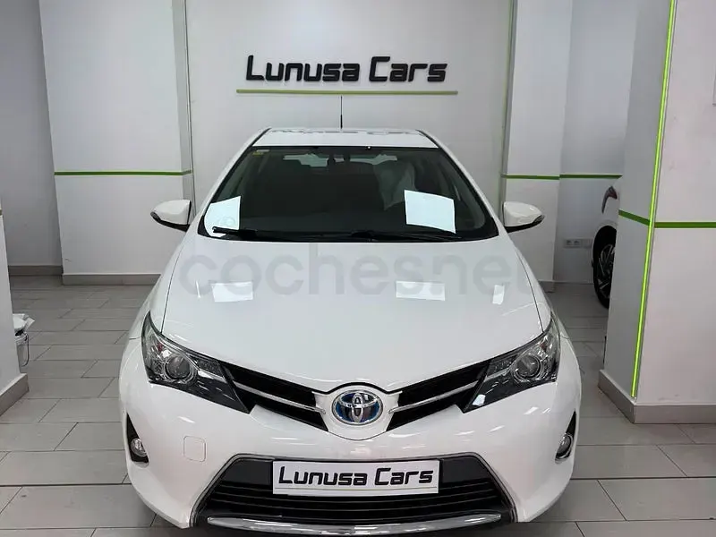 Usado Toyota Auris Hybrid Advance 136 CV (100 kW) 2014 Blanco Berlina