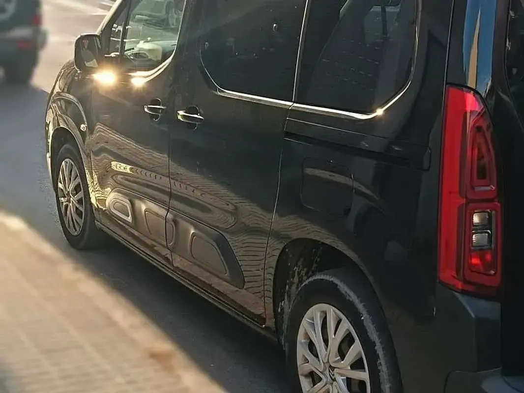 Usado Citroën Berlingo Feel 102 CV (75 kW) 2021 Negro Monovolumen