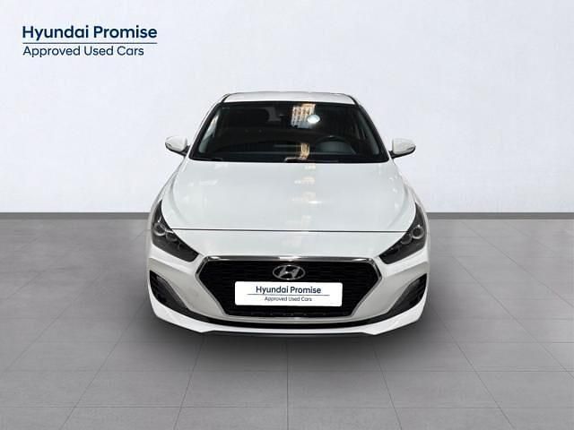Usado Hyundai i30 120 CV (88 kW) 2019 Blanco Berlina