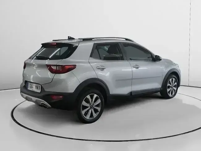 Usado Kia Stonic 100 CV (73 kW) 2024 Gris / plata SUV
