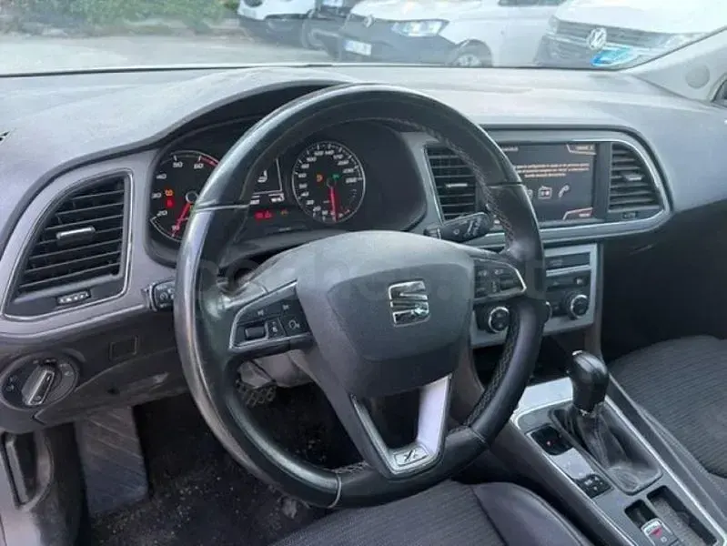Usado Seat Leon XCELLENCE 130 CV (95 kW) 2020 Gris / plata Berlina