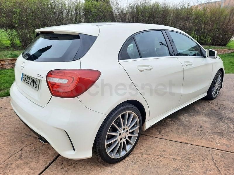 Usado Mercedes A180 AMG line 109 CV (80 kW) 2014 Blanco Berlina