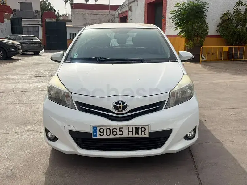 Usado Toyota Yaris Active 90 CV (66 kW) 2014 Blanco Utilitario