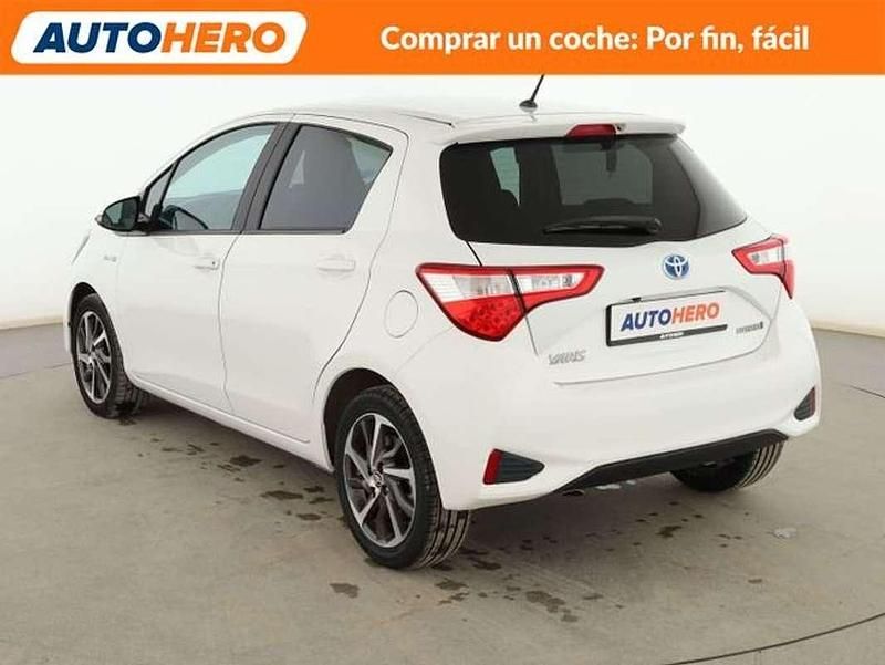 Usado Toyota Yaris Hybrid 101 CV (74 kW) 2020 Blanco Berlina