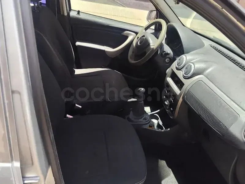 Usado Dacia Sandero Ambiance 75 CV (55 kW) 2013 Gris / plata Berlina