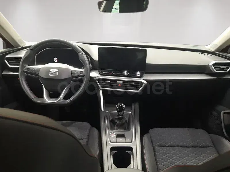 Usado Seat Leon FR 150 CV (110 kW) 2023 Rojo Familiar