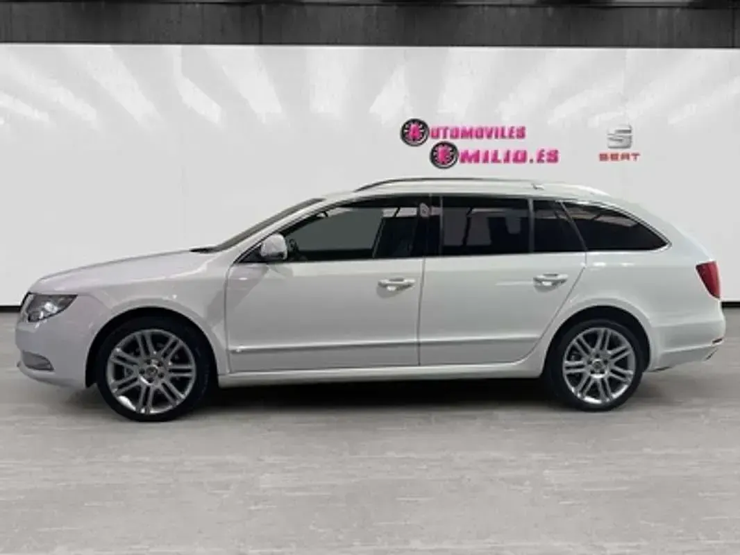 Usado Skoda Superb Elegance 160 CV (117 kW) 2011 Blanco Berlina