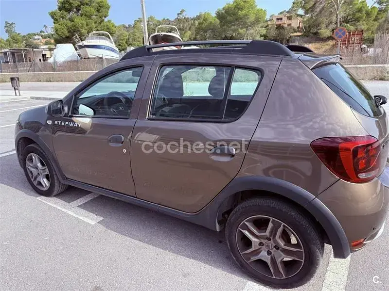Usado Dacia Sandero Stepway 90 CV (66 kW) 2018 Marrón Berlina