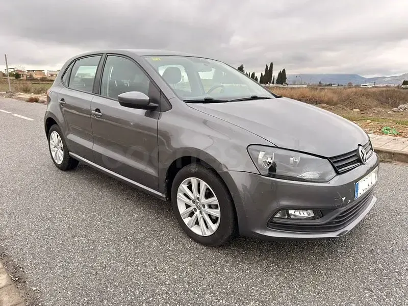 Usado VW Polo Advance 75 CV (55 kW) 2015 Gris / plata Berlina