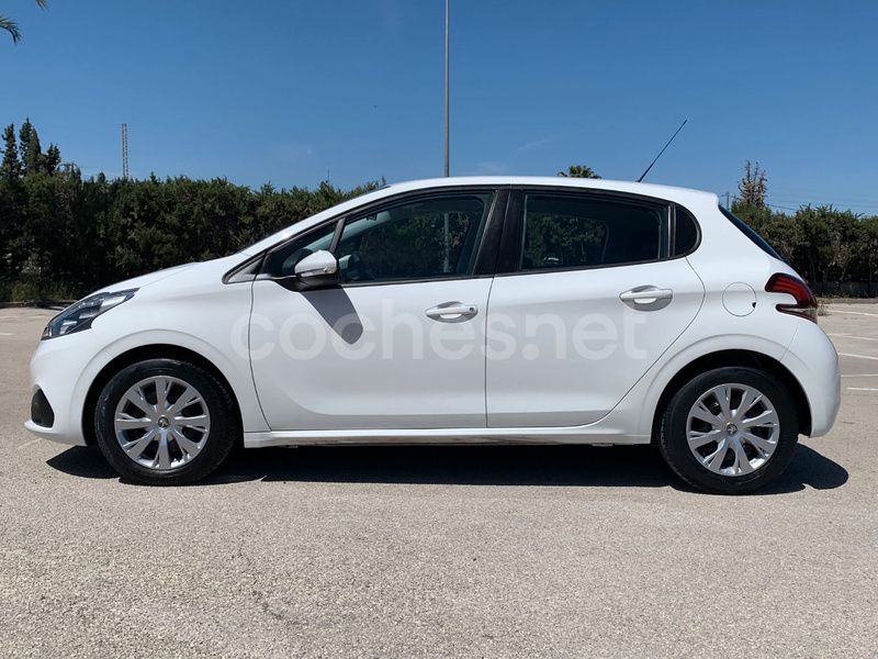 Blanco Usado 2017 Peugeot 208 Access Utilitario | 10.899 € (Un poco caro) - Imagen 1/4