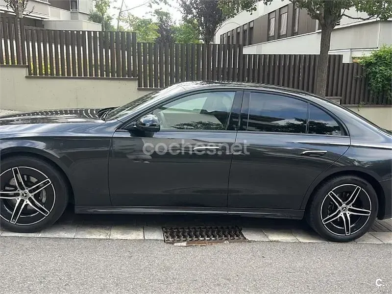Usado Mercedes E220 200 CV (147 kW) 2024 Gris / plata Berlina