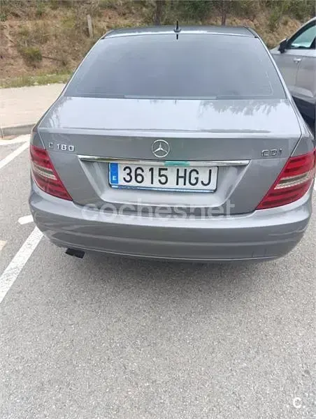 Usado Mercedes C180 120 CV (88 kW) 2011 Gris / plata Berlina