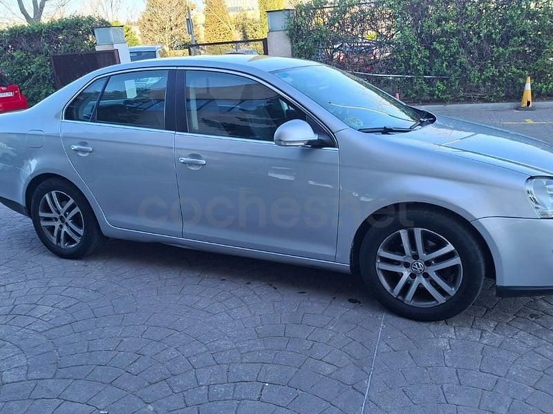 Usado VW Jetta Advance 105 CV (77 kW) 2007 Gris / plata Berlina