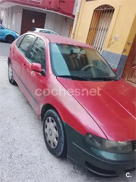 Usado Seat Leon 100 CV (73 kW) 2000 Rojo Utilitario