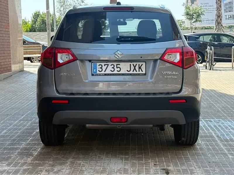 Usado Suzuki Vitara 140 CV (102 kW) 2017 Gris / plata SUV