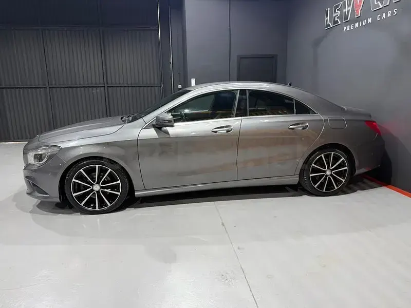 Usado Mercedes CLA220 Urban 170 CV (125 kW) 2013 Gris / plata Berlina