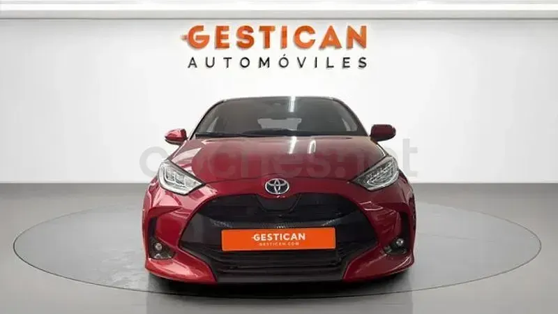 Używany Toyota Yaris Hybrid Style 116 KM (85 kW) 2023 Czerwony Sedan/Limuzyna