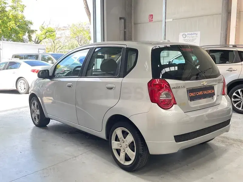 Usado Chevrolet Aveo LS 86 CV (63 kW) 2012 Gris / plata Berlina
