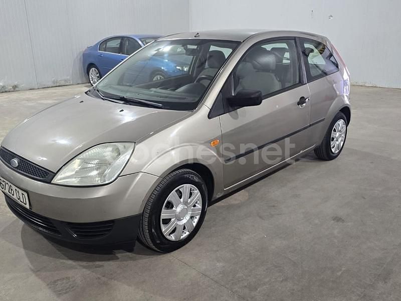 Marrón Usado 2004 Ford Fiesta Ambiente Utilitario | 2500 € (Precio justo) - Imagen 1/4