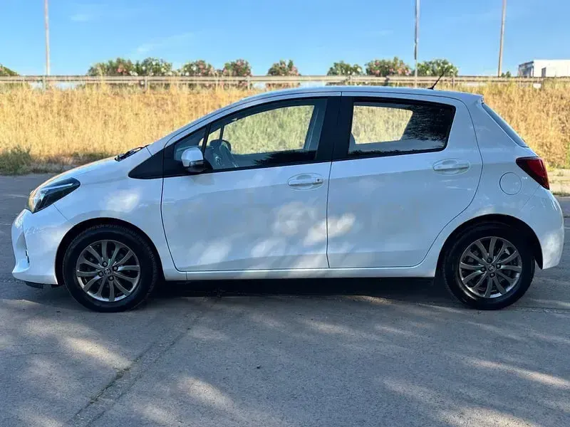 Usado Toyota Yaris Active 99 CV (72 kW) 2016 Blanco Berlina